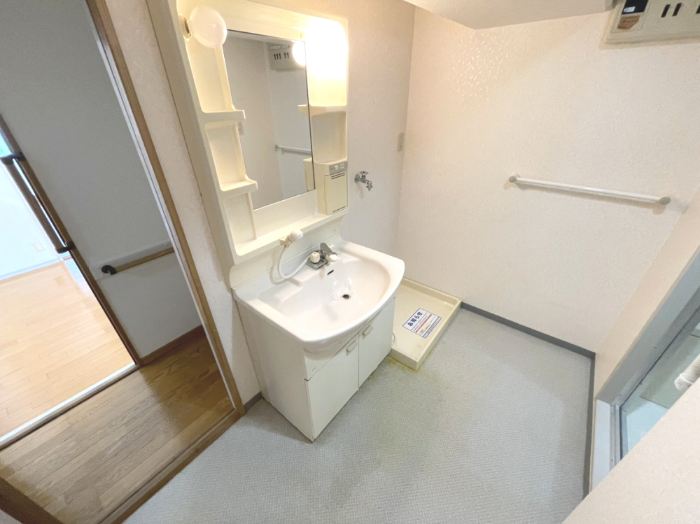 ロイヤルシティー日生の洗面所|シンプルなサニタリールーム。