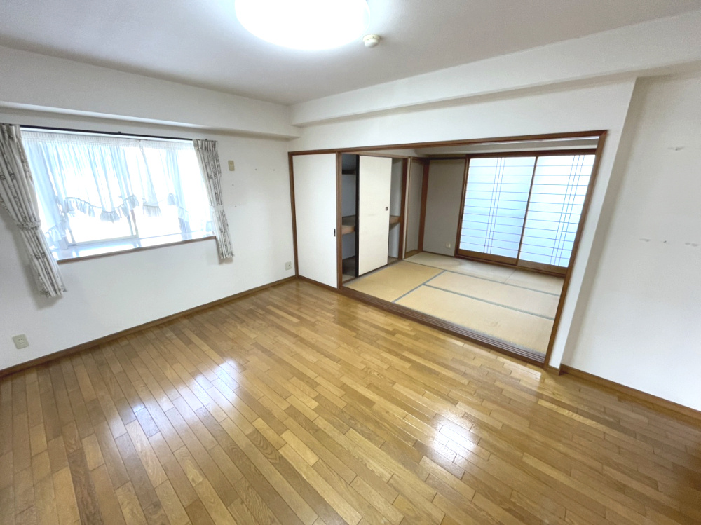 ロイヤルシティー日生の居間・リビング|シンプルなLDK。暮らし方に合わせて、家具のレイアウトも自由自在です♪