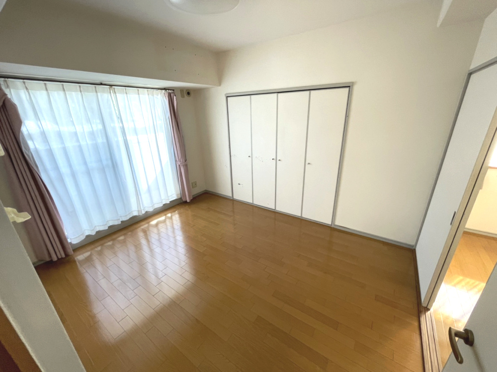 ロイヤルシティー日生の洋室|クローゼット付きの南側洋室です。
日中は室内にあたたかな陽が差し込みます♪