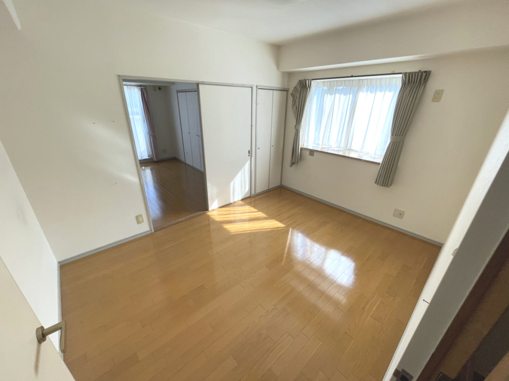 ロイヤルシティー日生の洋室|北側洋室です。角部屋のため、どこのお部屋にも採光面があるのも嬉しいポイントですね♪