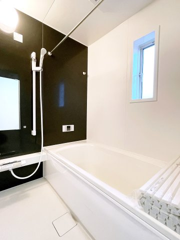 新築戸建・建売　大田原市富士見第2　Cradle Garden　全3棟の浴室|浴室乾燥機付き＆小窓付きなのでカビの発生を抑制！浴室を清潔に保つことができます！