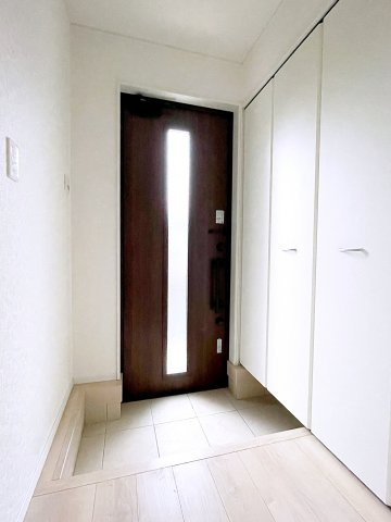 新築戸建・建売　大田原市富士見第2　Cradle Garden　全3棟の玄関|白を基調としており清潔感があります。玄関ドアから日差しが入り明るい玄関です！