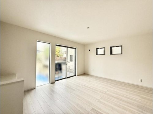 【居間・リビング】 | 【FIT】小平上水新町３期 | 3方向からの光を取り入れるLDKにカウンター付きの空間構成