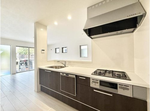 【キッチン】 | 【FIT】小平上水新町３期 | リビングからキッチンが見えるので、小さなお子様もママの様子が見えて安心ですね。