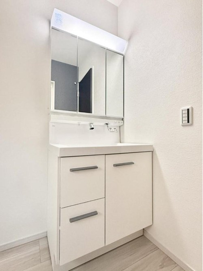 【洗面所】 | 【FIT】小平上水新町３期 | 収納力と機能性に優れた三面鏡洗面化粧台です！鏡の裏は収納スペースになっていますので、すっきり清潔に保てます♪