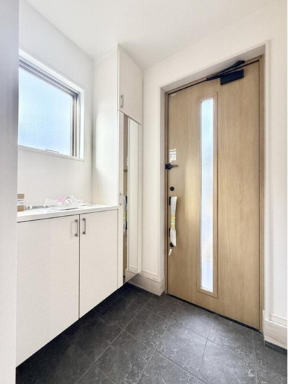 【玄関】 | 【FIT】小平上水新町３期 | 明るい雰囲気の玄関。玄関もゆとりがあるので朝の忙しい時間帯もスムーズです。