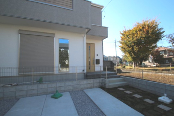 【外観】 | 【FIT】小平上水新町３期 | 並列2台駐車可能なカースペース（車種による）。
車を置かない際には自転車を置いたり、フリースペースとしても有効活用できます　