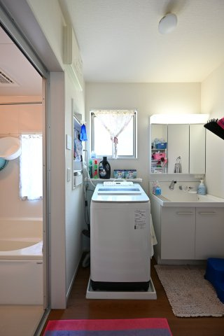 【脱衣所】 | 大泉町寄木戸　中古住宅 | 3面鏡付きの洗面台は後ろが見えるのでヘアセットがバッチリ決まります！