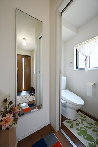 【トイレ】 | 大泉町寄木戸　中古住宅 | 暖房便座などがついた高機能シャワートイレです。