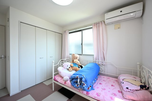 【洋室】 | 大泉町寄木戸　中古住宅 | 2階の各居室にはしっかりとした容量のスペースを確保しているので、お部屋は美しい空間を保てますね♪
