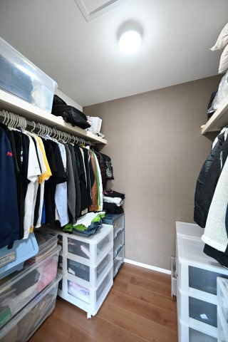 【収納】 | 大泉町寄木戸　中古住宅 | 寝室にはウォークインクローゼットがついておりおしゃれなご家族もうれしい空間です♪