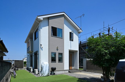 【外観】 | 大泉町寄木戸　中古住宅 | 青空に映える高級感のあるエクステリアです。
ぜひ一度ご見学ください！