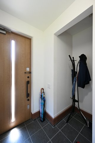 【玄関】 | 大泉町寄木戸　中古住宅 | 玄関横の土間収納はアウトドア用品やベビーカー置き場にも最適です！