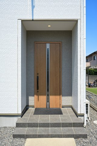 【玄関】 | 大泉町寄木戸　中古住宅 | 屋根付きの玄関は雨の日のぬれずに出入りすることができます！
ダブルロックドアで防犯性も◎