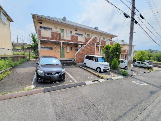 グランディーナ左京の駐車場