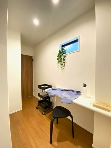 【ランドリースペース】 | 福岡市西区野方４丁目 5号地 | 洗面所に隣接したランドリースペースは洗濯物の室内干しやアイロンがけなどが行ないやすいです