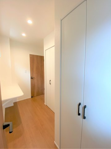 【ランドリースペース】 | 福岡市西区野方４丁目 5号地 | 備えつけの収納棚があるので、リネン類や洗剤などもスッキリと収納できます