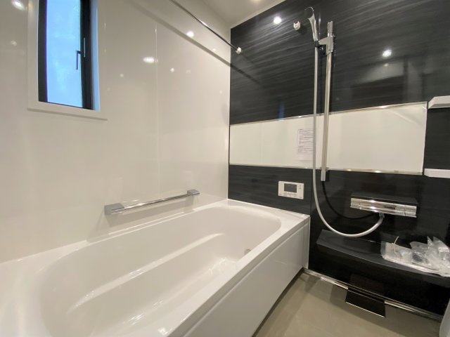 【浴室】 | 福岡市西区野方４丁目 5号地 | 雨の日でも洗濯に困らない浴室乾燥機、いつでも暖かいお風呂に入れる追い焚き機能付きのバスルーム