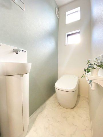 【トイレ】 | 福岡市西区野方４丁目 5号地 | いつも綺麗に清潔に！ウォッシュレット付きトイレです。窓も付いてるので空気の入れ替えも楽にできます