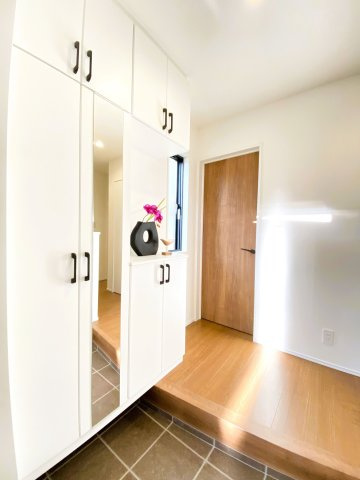 【玄関】 | 福岡市西区野方４丁目 5号地 | 玄関には収能力の高いシューズボックスと姿見までセットされています