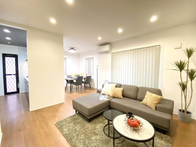 【居間・リビング】 | 福岡市西区野方４丁目 5号地 | 築1年以内の新しい4LDKは機能的で、暮らしやすさが考え抜かれた間取りです