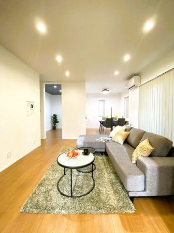 【居間・リビング】 | 福岡市西区野方４丁目 5号地 | キッチンはリビングダイニングとは独立したスペースの為、炊事の音がダイレクトに伝わらないので気が楽です