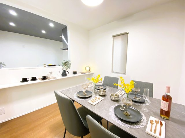 【居間・リビング】 | 福岡市西区野方４丁目 5号地 | キッチンからの配膳がスムーズに行なえるカウンタータイプです