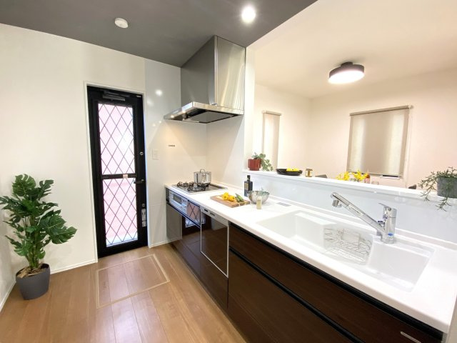【キッチン】 | 福岡市西区野方４丁目 5号地 | 勝手口があり手元が明るくにおいがこもりづらいです。食洗機付きでいつでも片付いた状態をキープできます