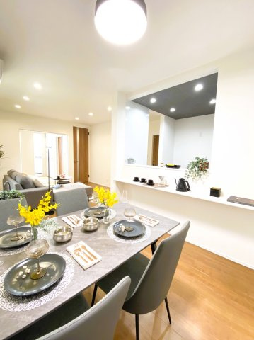 【居間・リビング】 | 福岡市西区野方４丁目 5号地 | リビングは広く落ち着く空間になっており、ご家族の団らんにぴったりです