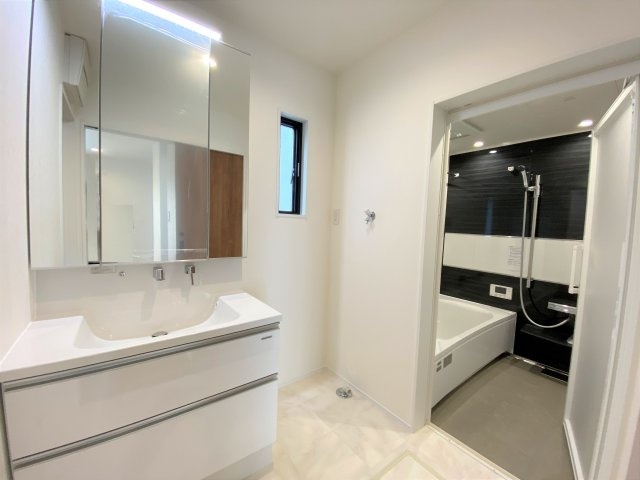 【独立洗面台】 | 福岡市西区野方４丁目 5号地 | 三面鏡裏収納付きの洗面台で、散らかりがちな洗面回りもすっきりと片付きます