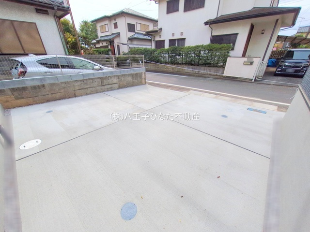 祝：成約済み　八王子市　泉町　新築戸建て　８期の駐車場|～仲介手数料無料☆八王子ひなた不動産～八王子市泉町　新築戸建て
