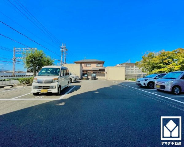 アドリーム伏見向島の駐車場