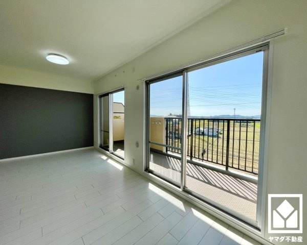 アドリーム伏見向島の居間・リビング