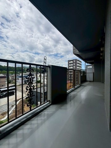 ハウスオブリザ藻岩のバルコニー|西側・東側の二面バルコニー！