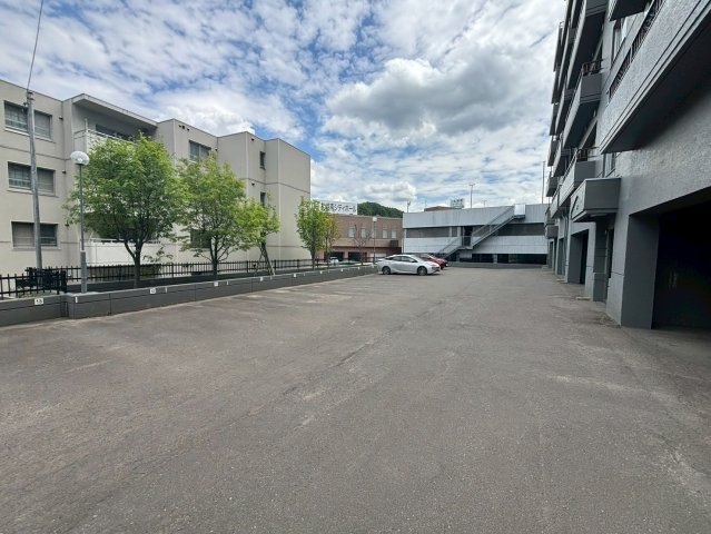 ハウスオブリザ藻岩の駐車場|敷地内駐車場空き有り（7000円／月）！