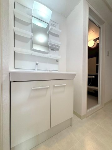 ハウスオブリザ藻岩の独立洗面台|細々としたものが多い洗面回りも収納スペース付きですっきり清潔感のある空間に◎