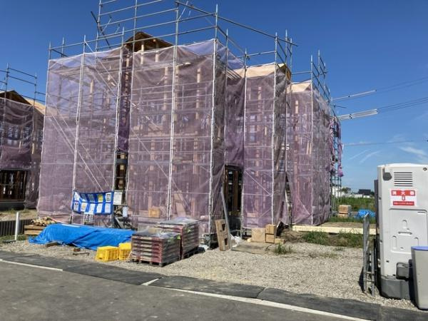 富岡市下高瀬 10号棟の前面道路含む現地写真|並列駐車可能な駐車場スペースです。