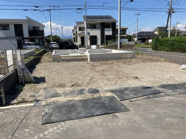 富岡市下高瀬 7号棟の前面道路含む現地写真|並列駐車可能な駐車場スペースです。