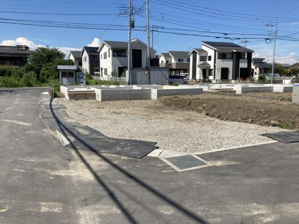 富岡市下高瀬 5号棟の前面道路含む現地写真|並列駐車可能な駐車場スペースです。