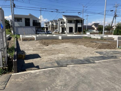 【前面道路含む現地写真】 | 富岡市下高瀬 6号棟 | 並列駐車可能な駐車場スペースです。