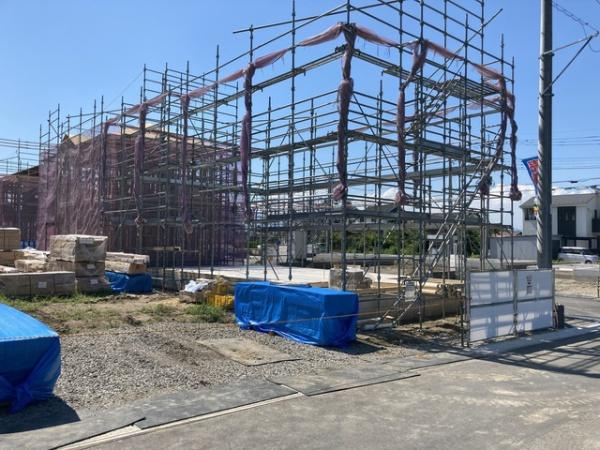 富岡市下高瀬 9号棟の前面道路含む現地写真|並列駐車可能な駐車場スペースです。