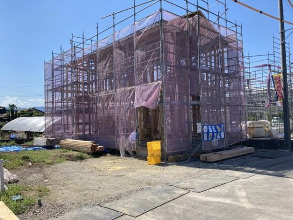 富岡市下高瀬 3号棟の前面道路含む現地写真|並列駐車可能な駐車場スペースです。