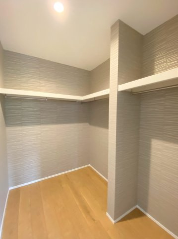 【収納】 | 福岡市西区野方４丁目 7号地 | ウォークインクローゼット。季節物の洋服や、普段使いの鞄を収納したり多様な使い方ができます