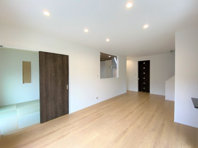 【居間・リビング】 | 福岡市西区野方４丁目 7号地 | 築1年以内の新しい4LDKは機能的で、家事動線が考え抜かれた間取りです