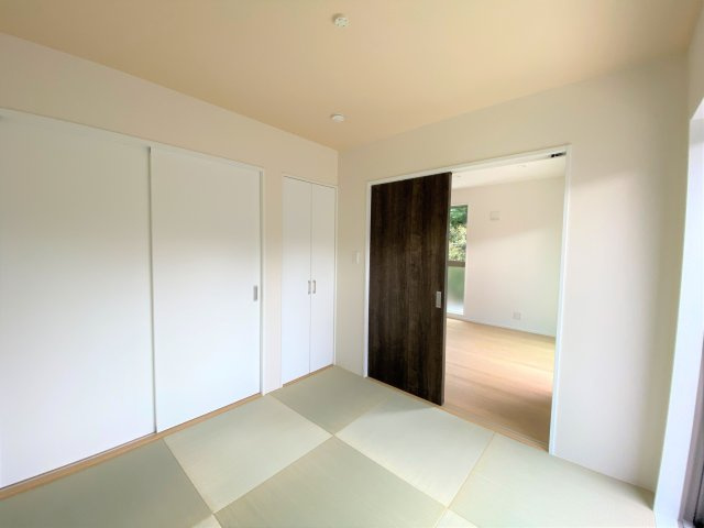 【和室】 | 福岡市西区野方４丁目 7号地 | リビングダイニングとつながった快適な和室のお部屋。様々な用途にお使いいただけます
