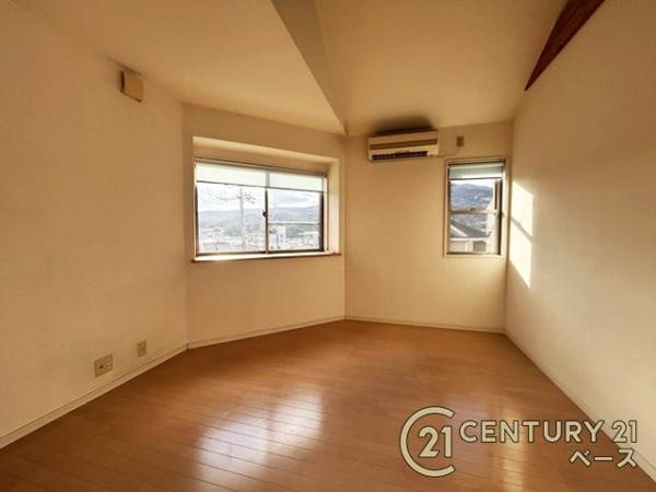 生駒市東菜畑２丁目　一戸建の洋室|■現地撮影写真■２面採光で明るい洋室です！