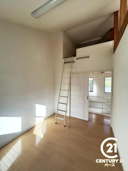 生駒市東菜畑２丁目　一戸建の洋室|■現地撮影写真■ロフト付きの洋室は約5.7帖のお部屋です！