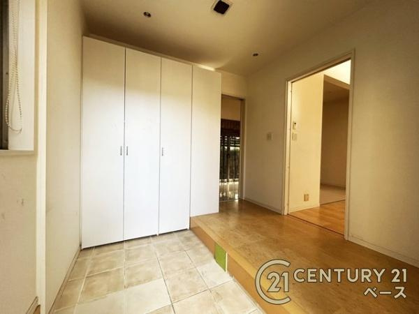 生駒市東菜畑２丁目　一戸建の玄関|■現地撮影写真■すっきりとした明るい玄関が家族やお客様を迎えてくれます！