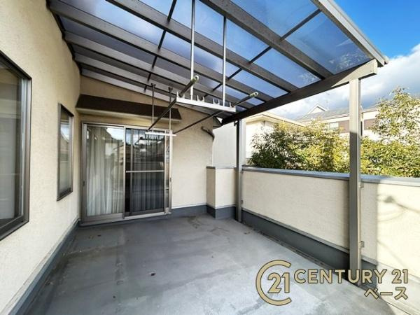 生駒市東菜畑２丁目　一戸建のバルコニー|■現地撮影写真■日当たりのよい広々バルコニー！お布団干しもラクに行えます！