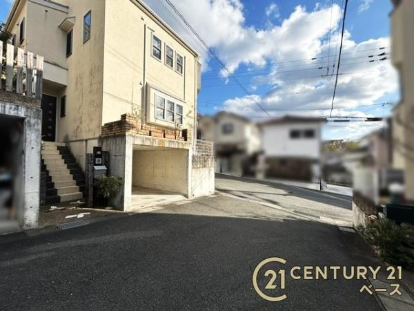 生駒市東菜畑２丁目　一戸建の前面道路含む現地写真|■現地撮影写真■敷地と道路の高低差が少なく駐車もスムーズです！